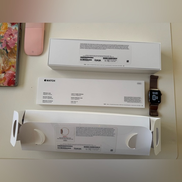 Apple Watch Series 4 Stainless Steel Gold 40 MM GPS+Cellular - Picture 9 of 12